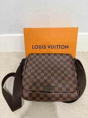 Louis Vuitton Damier Ebene Canvas Messenger Crossbody in Brown